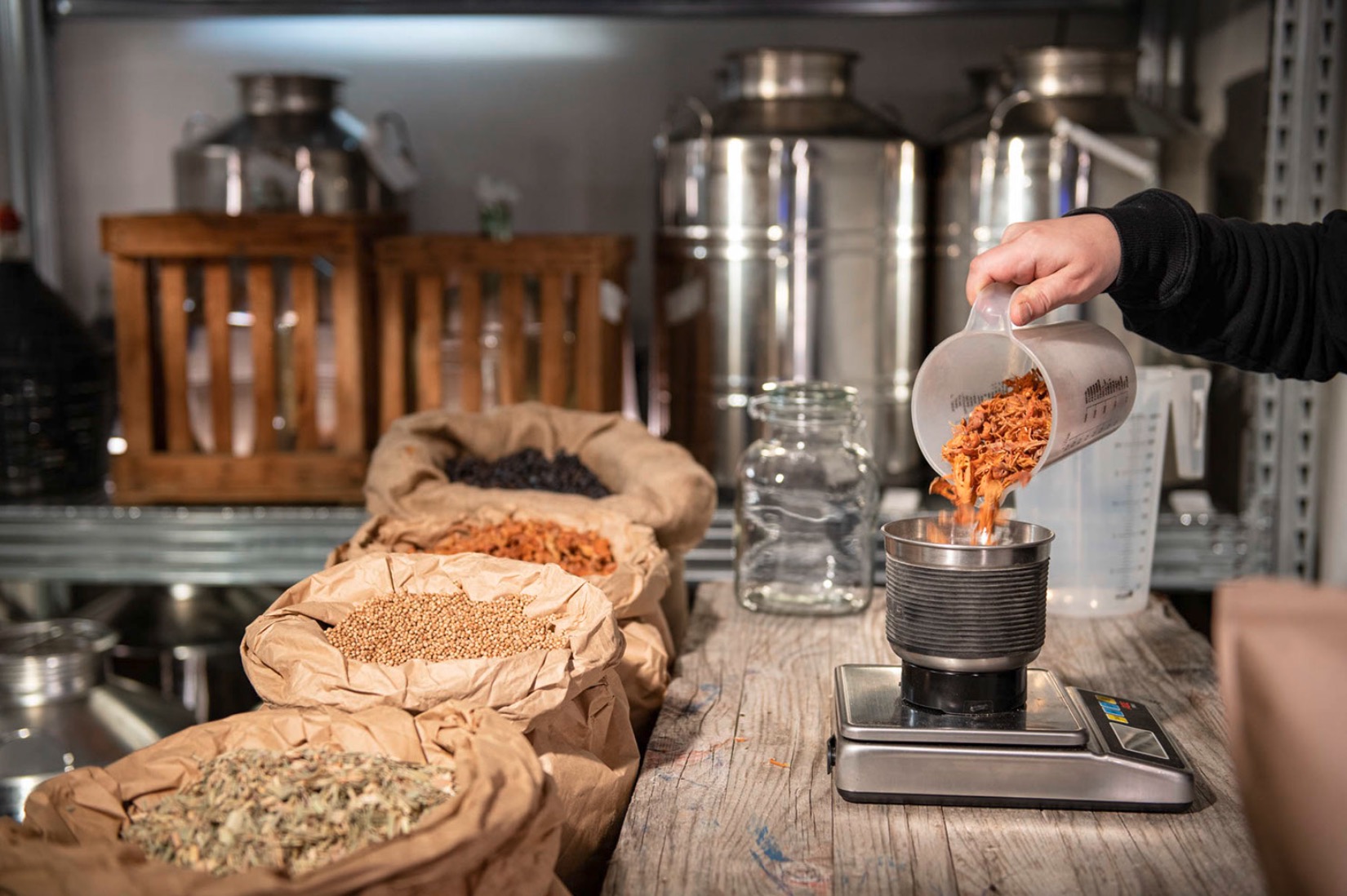 Botanicals werden für Satoshi Spirits abgewogen