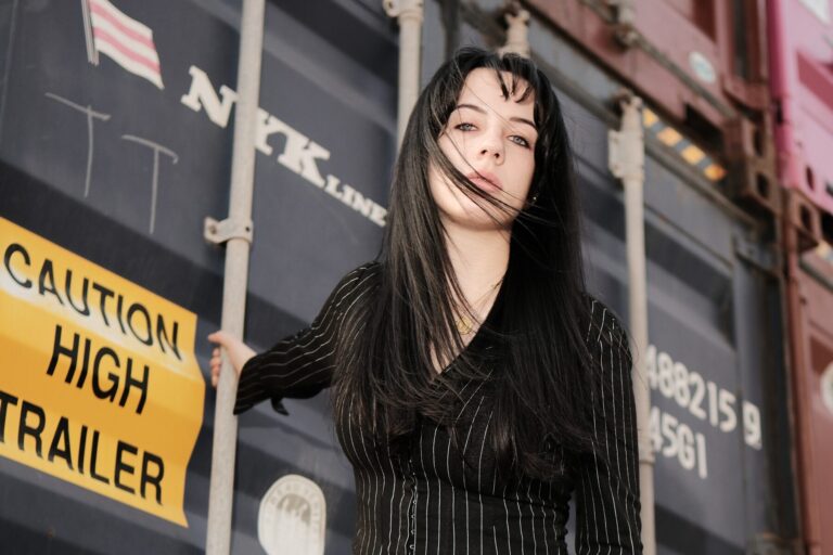 Caution High Trailer – Fashion Fotografie im Stuttgarter Hafen