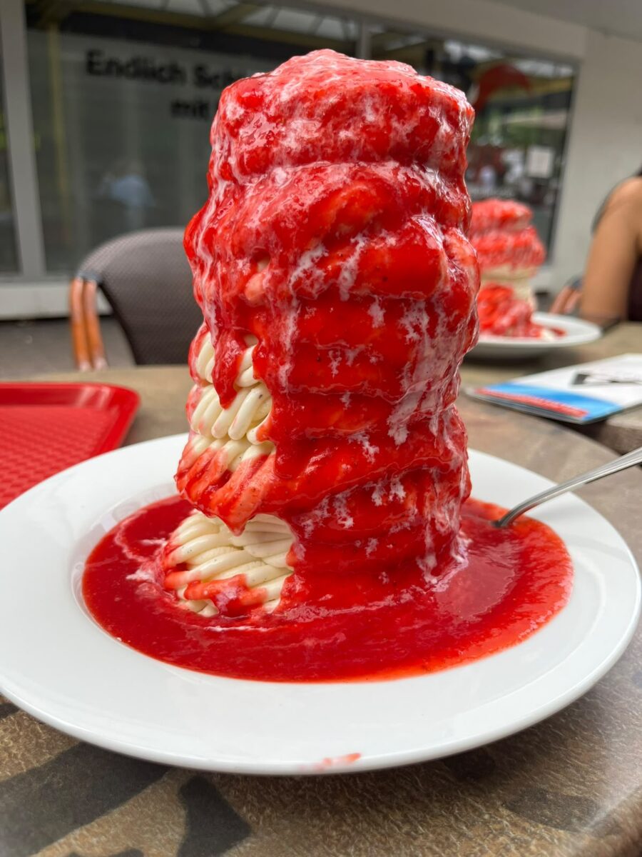 Riesen Spaghetti Eis mit Vanilleeis und Erdbeersoße