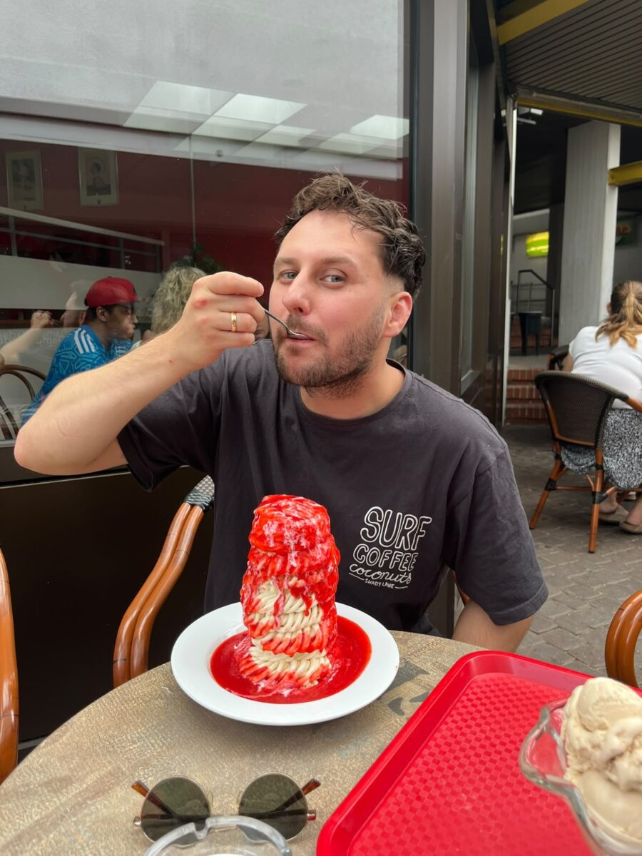 Pierre probiert das Riesen Spaghetti Eis im Amatista in Bietigheim