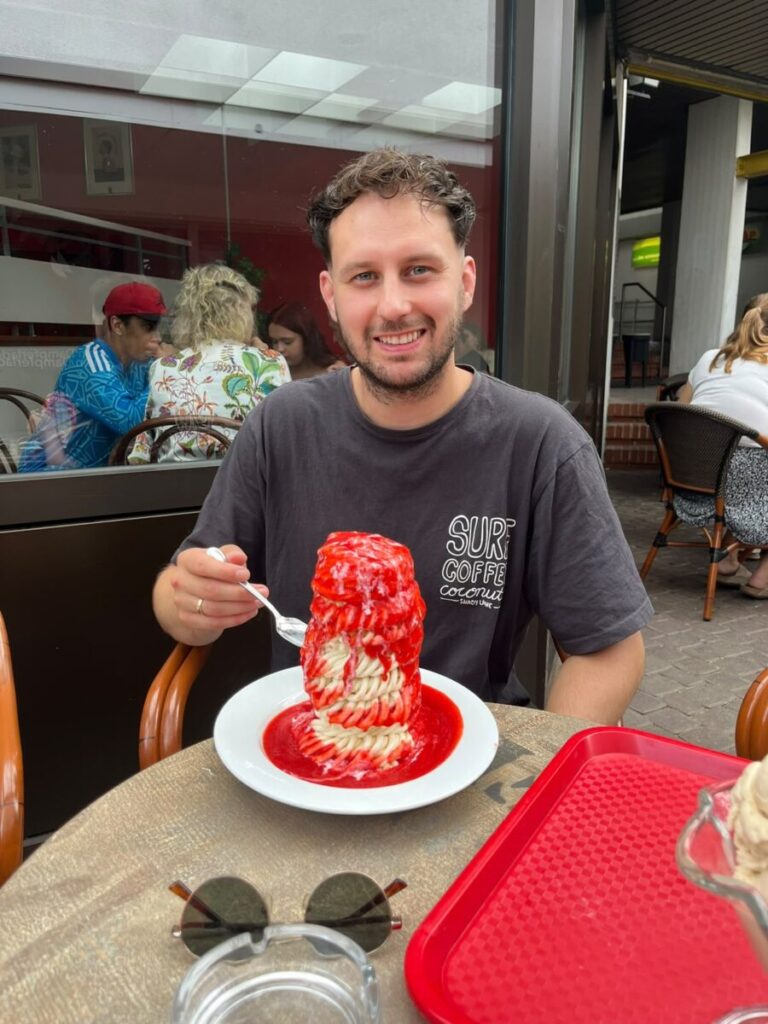 12 Kugeln für 10 Euro – Pierre probiert das Riesen-Spaghetti-Eis in Bietigheim