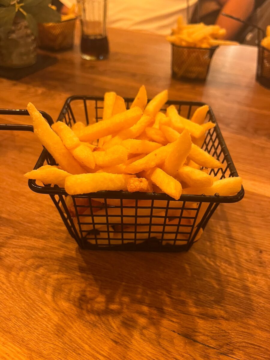 Knusprige Pommes frites im Servierkorb bei Fritz in Esslingen