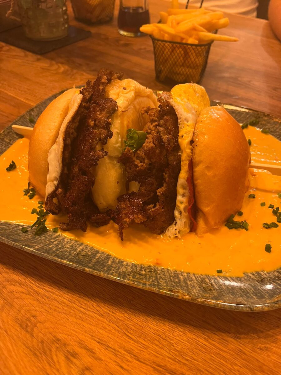 Spezialburger mit reichlich Käse-Jalapeño-Soße bei Fritz Esslingen