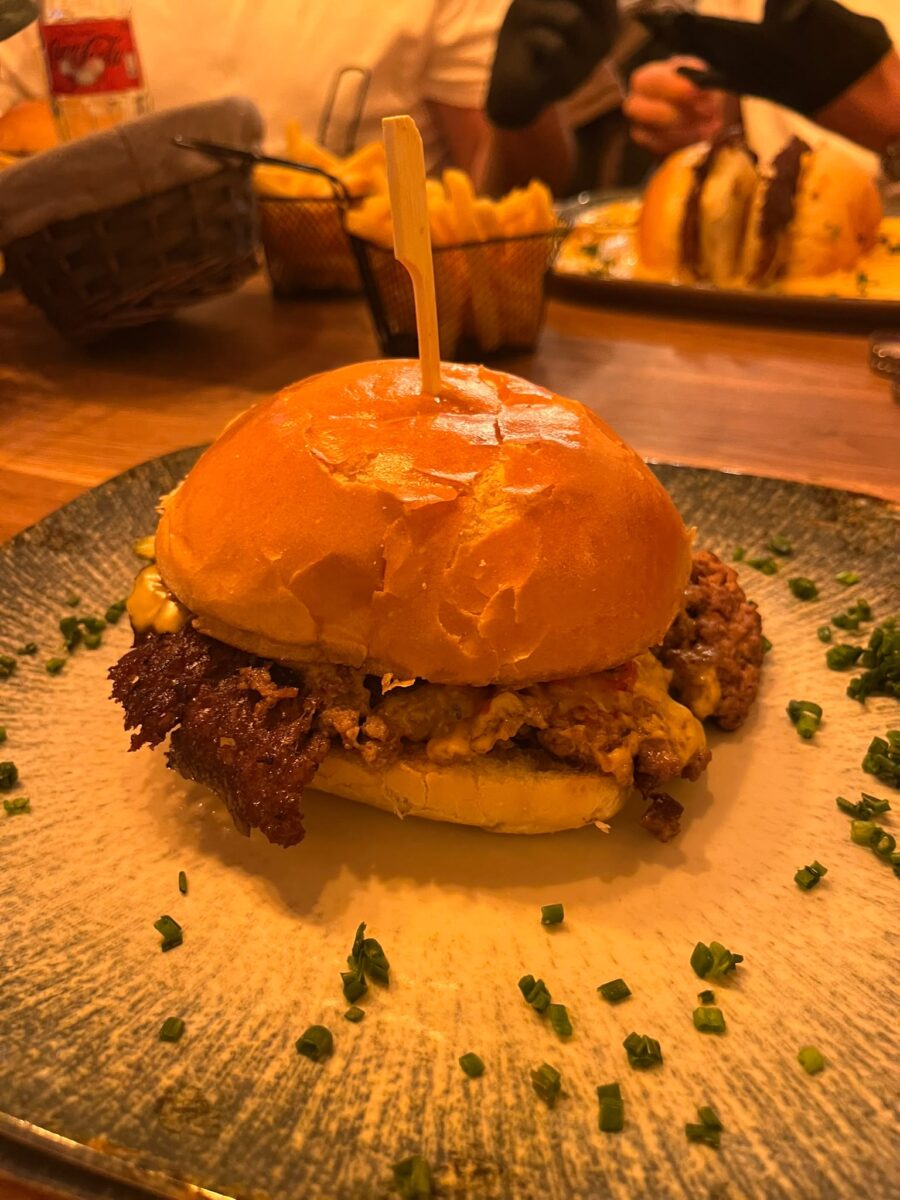 Saftiger Burger mit knusprigem Fleisch und Soße bei Fritz Esslingen