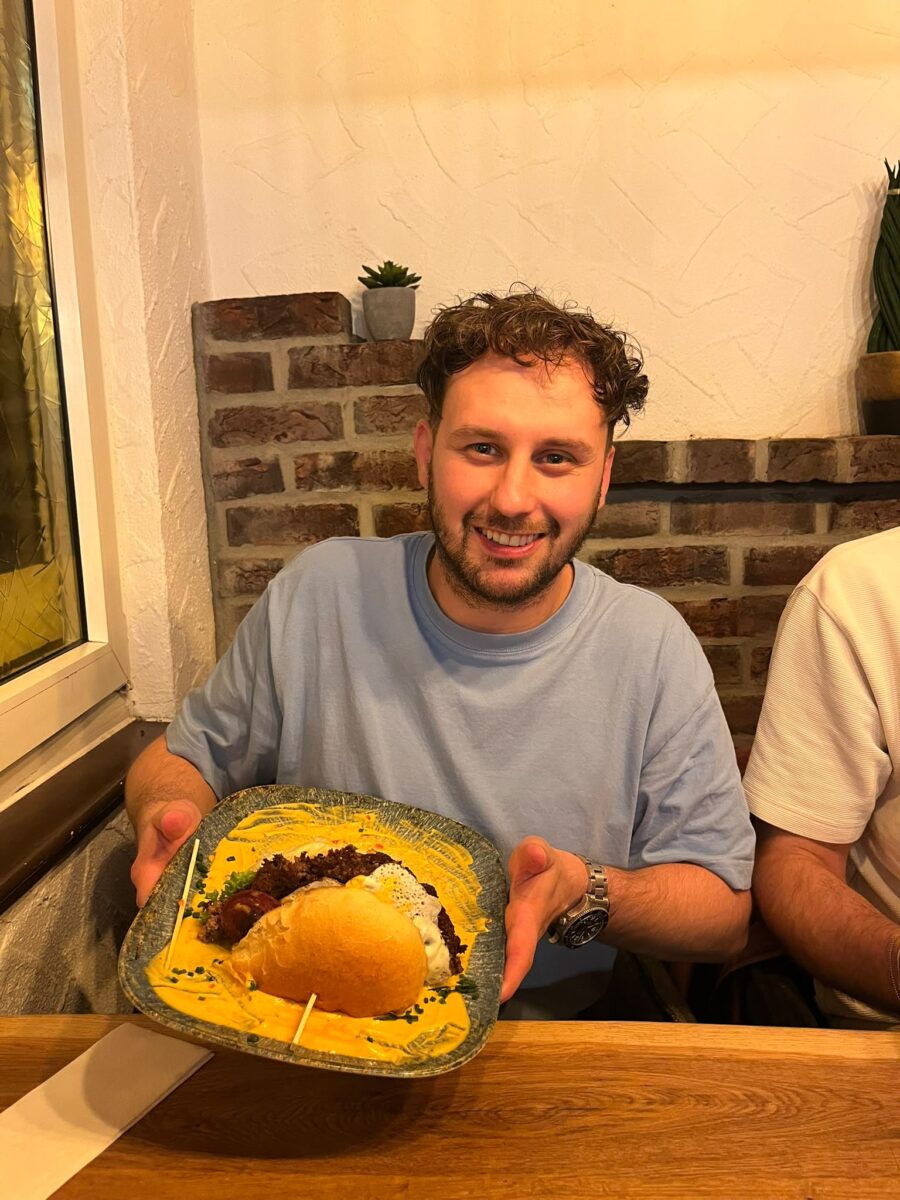 KD Creator Pierre präsentiert seinen Burger bei Fritz in Esslingen
