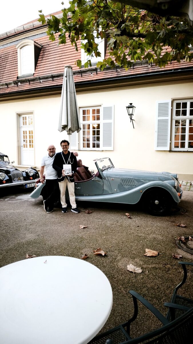 Panagiotis Kafritsas und Jörg Mink vor einem klassischen Morgan am Schloss Solitude